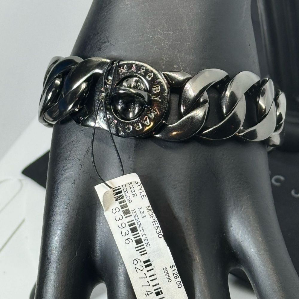 Marc by Marc Jacobs Chunky Turn lock closure
Bracelet in GunMetal